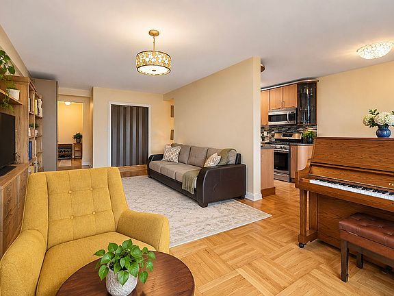 4th image of 3901 Independence Ave APT 4F