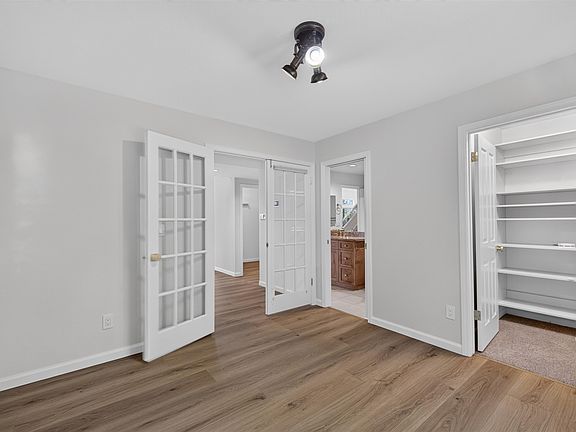 5th image of 6087 Carriage Dr