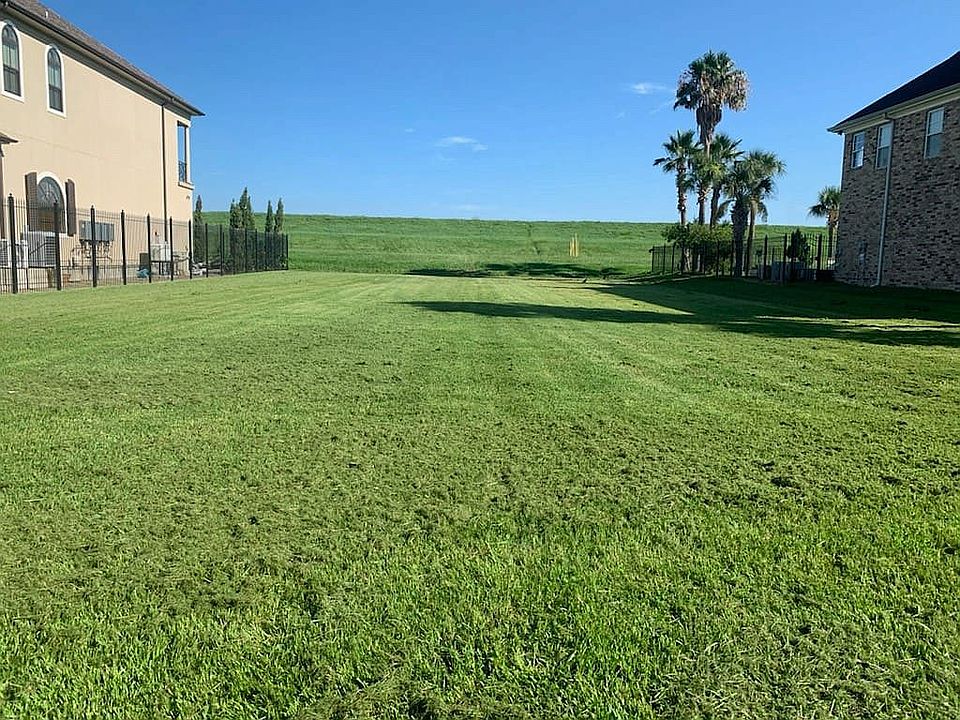 Place Pontchartrain levee 