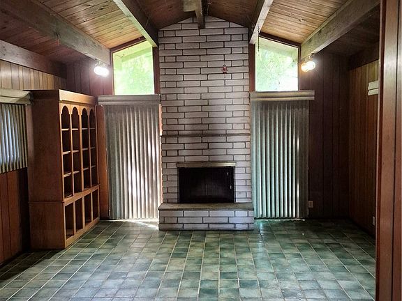 3rd image of 2085 Cabot Ave