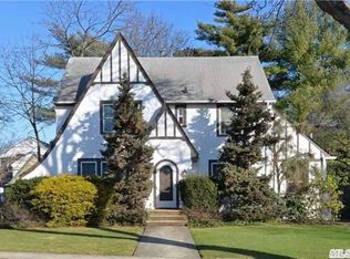 35 Bedford Ave, Rockville Centre, NY 11570