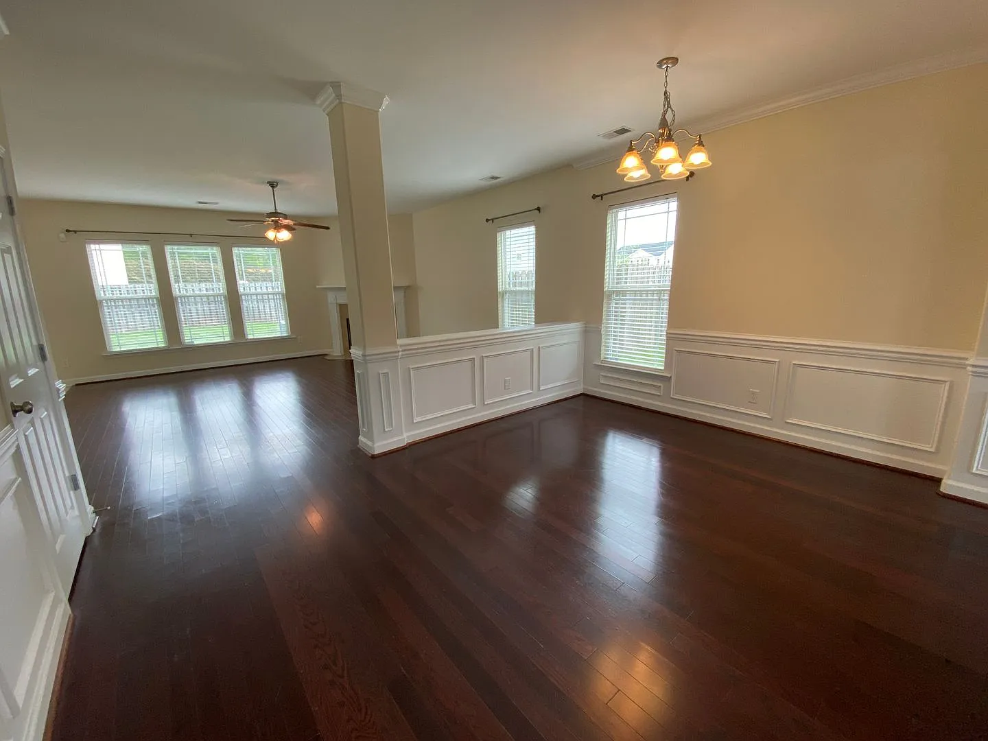 4 bedroom 2.5 bath home with a loft — Photo 3