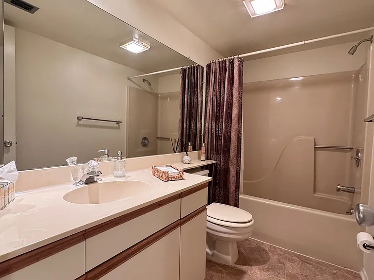 Guest Bathroom w/ shower/tub combo