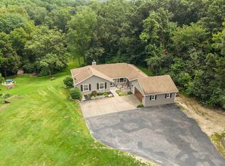 2260 Tara Ln, Le Claire, IA 52753