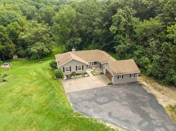 2260 Tara Ln, Le Claire, IA 52753