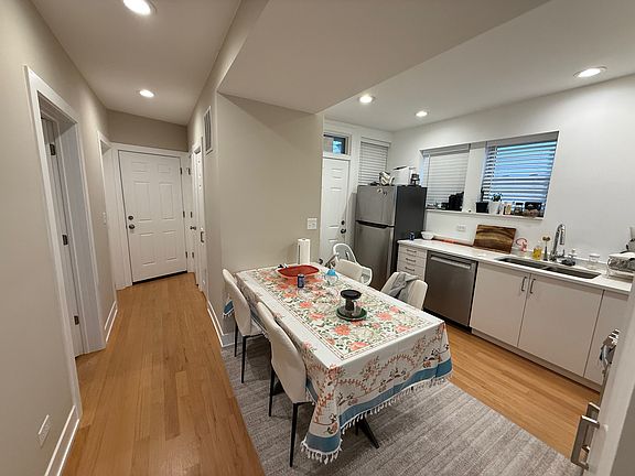 4th image of 2337 W Byron St #1