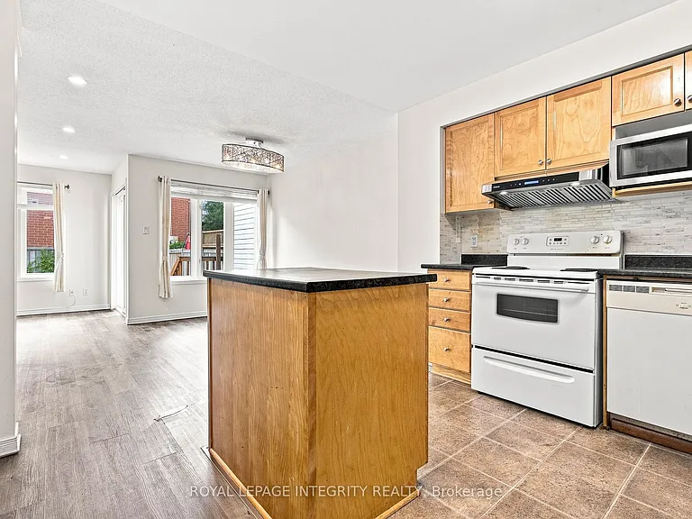 6 Crystal Park Cres — Photo 2