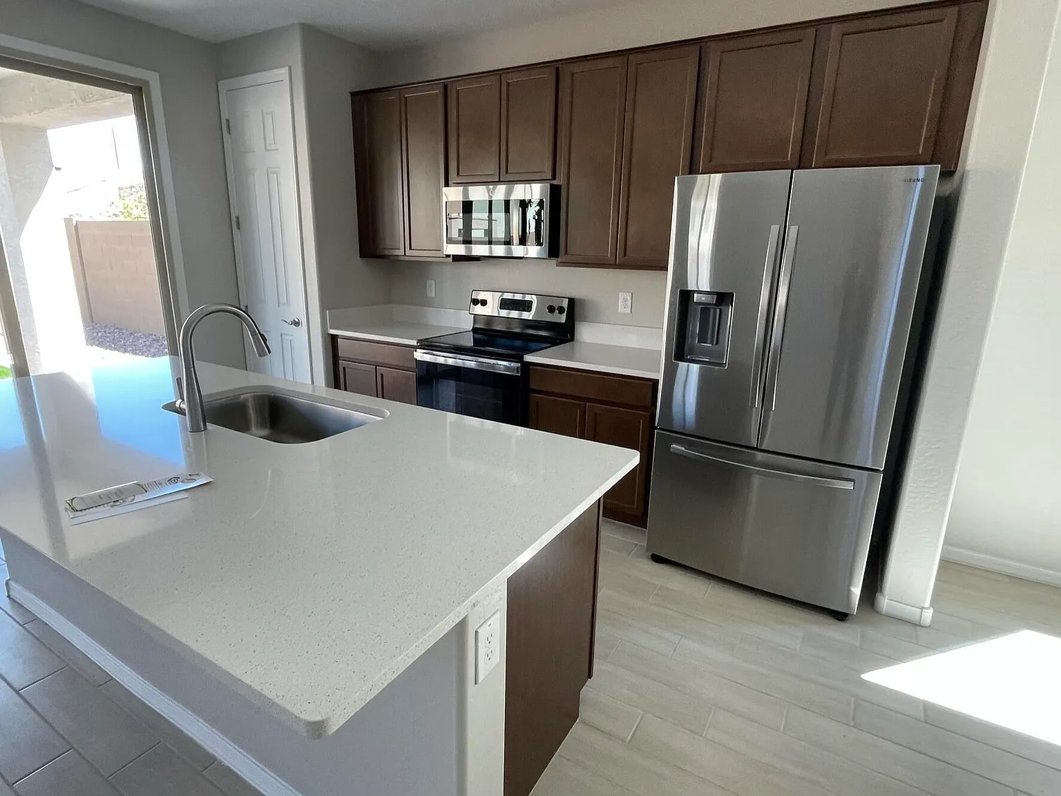 3 bed, 2.0 bath, 1375 sqft, $2,400 — Photo 4