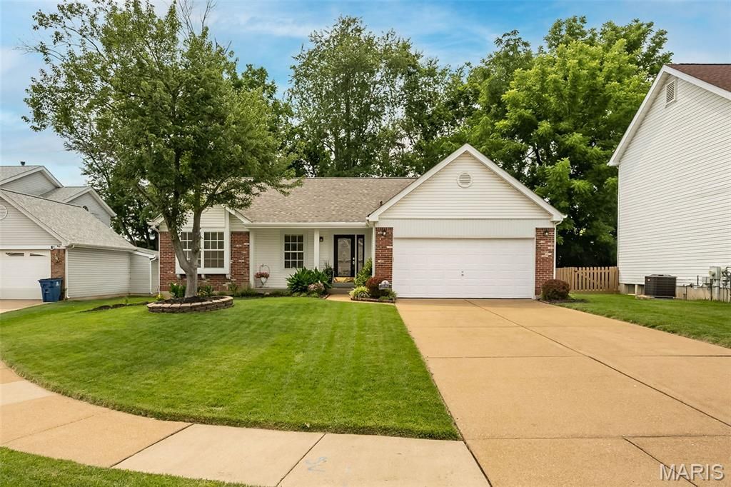 11365 Brierhall Cir, Maryland Heights, MO - View 2