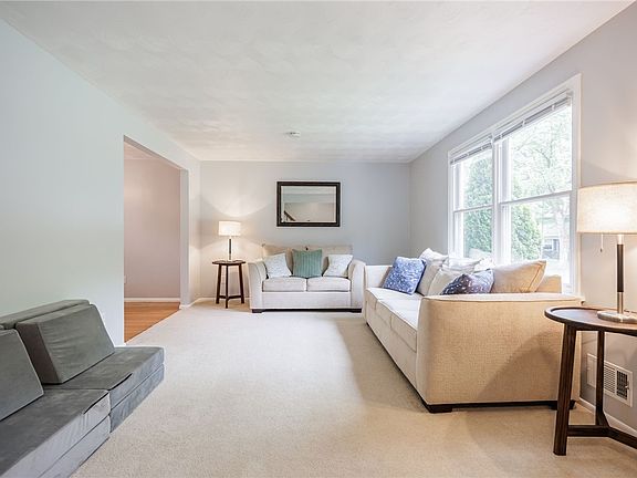 2nd image of 54 Maple Leaf Cir