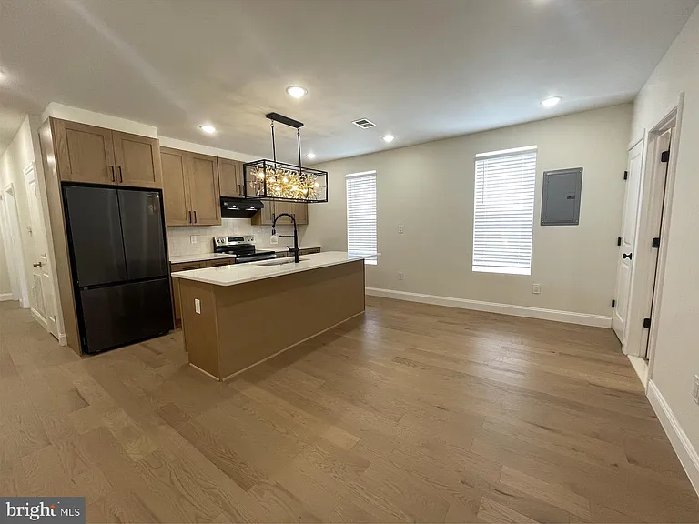 2101 S Hicks St — Photo 2