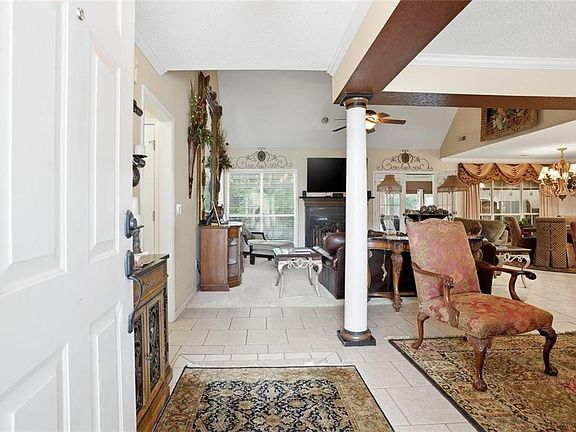 3rd image of 409 Leigh Ct