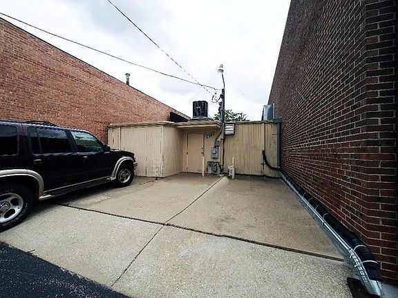 3rd image of 9718 Franklin Ave