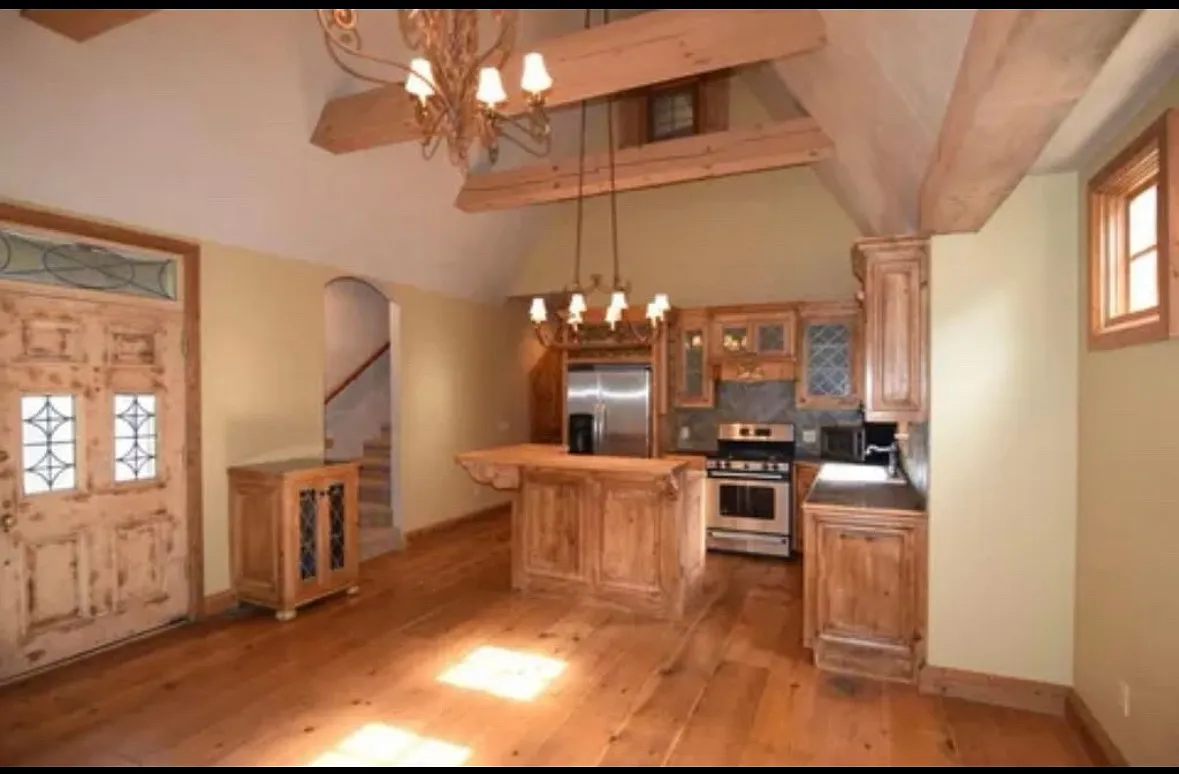 2507 E Ottawa St — Photo 3