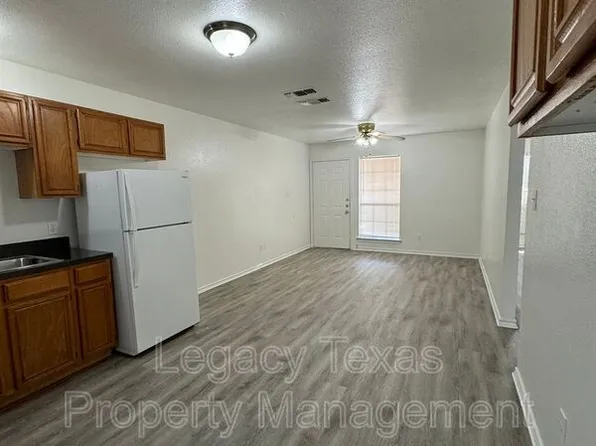 701 Miracle Ln APT E, Cleburne, TX 76033