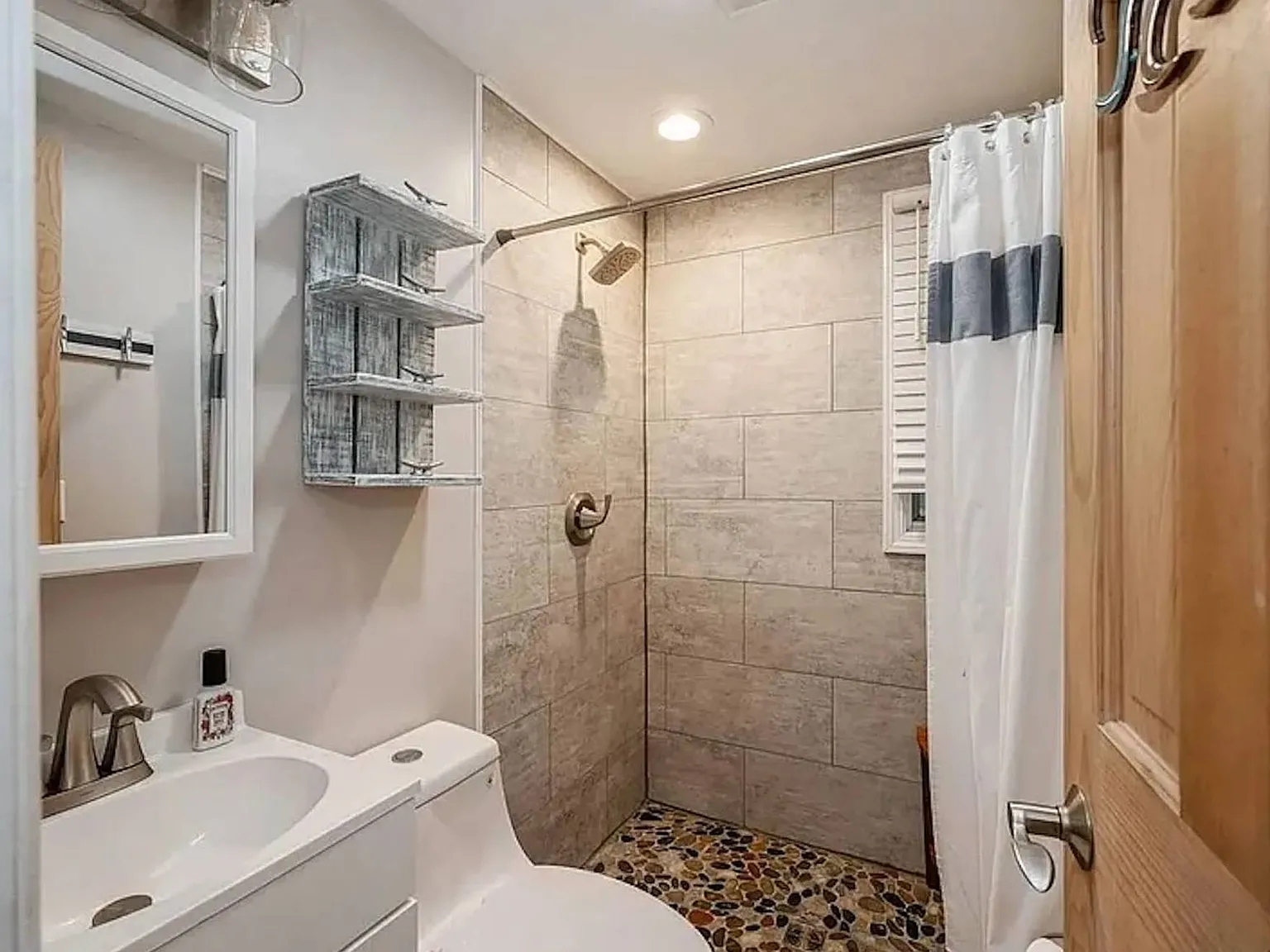 2 bed, 1.0 bath, $4,000 — Photo 4