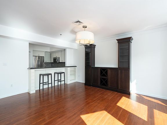 4th image of 726 Adams St APT 2