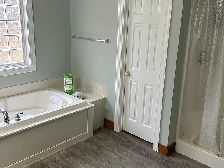 Large soaking/jetted tub
