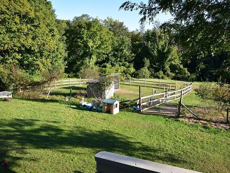 105 N Valley Rd — Photo 22