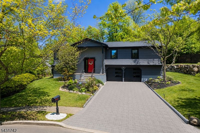 1st image of 40 Schirra Dr