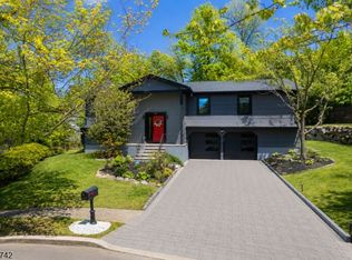 40 Schirra Dr, Wanaque Boro, NJ 07465