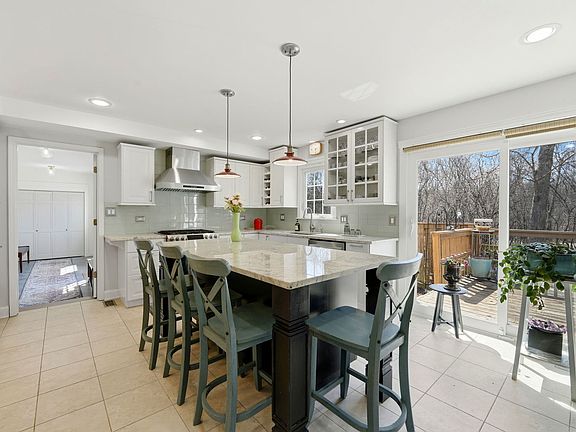 5th image of 5 Middlebury Ln