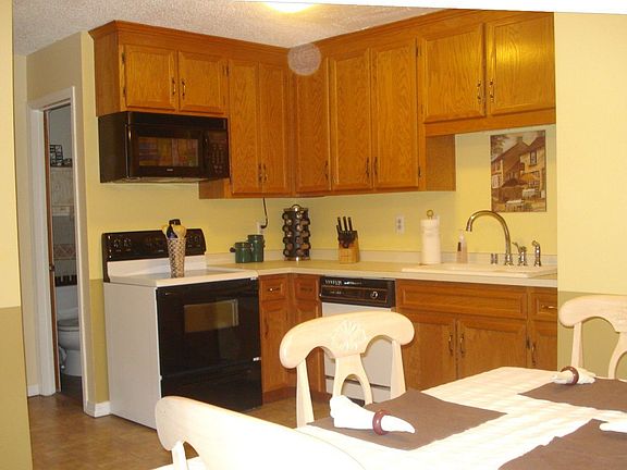 Huge Eat-In Kitchen with plenty of cabinets and counter space