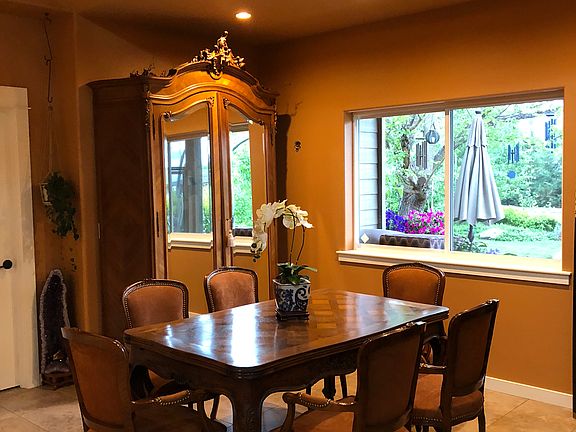 Dining room w/small table.