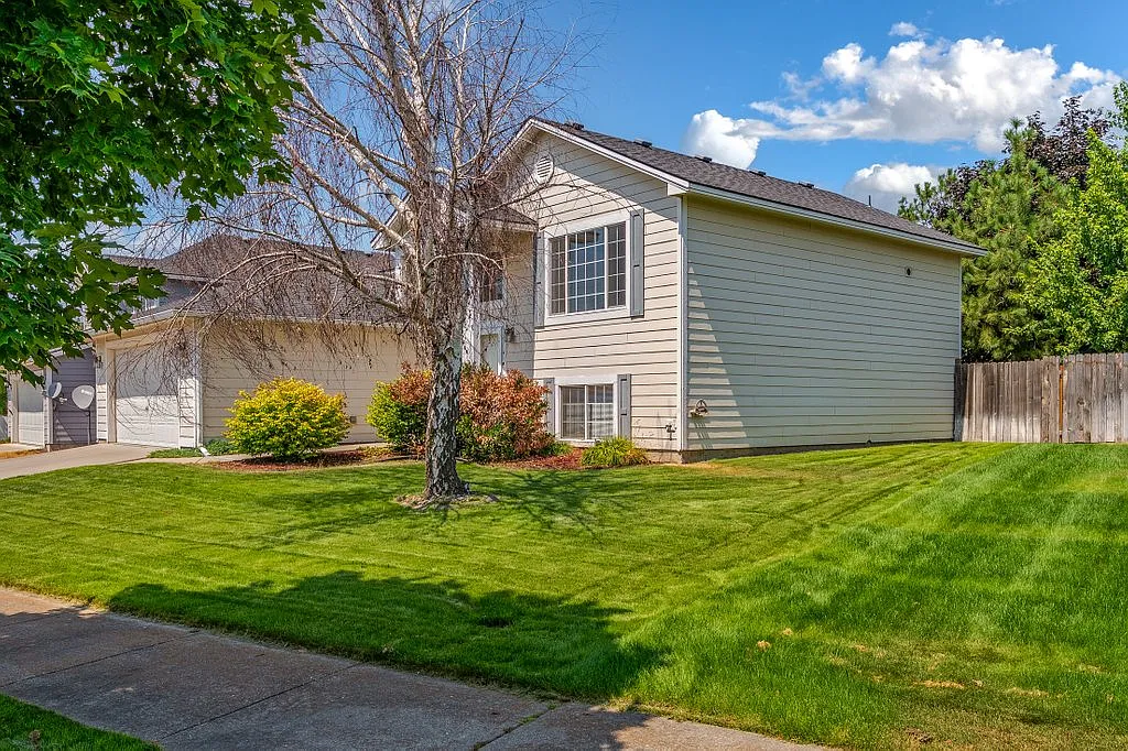 5 bed, 2574 sqft, $2,895 — Photo 3