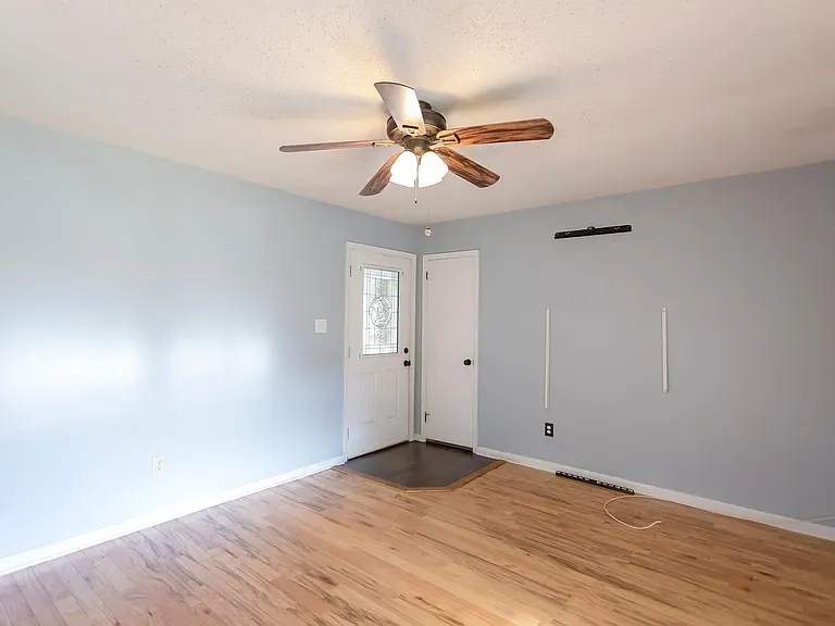 130 Country Club Dr — Photo 13