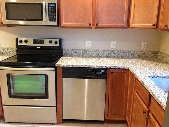 Kitchen w/ SS Appliance & Granite