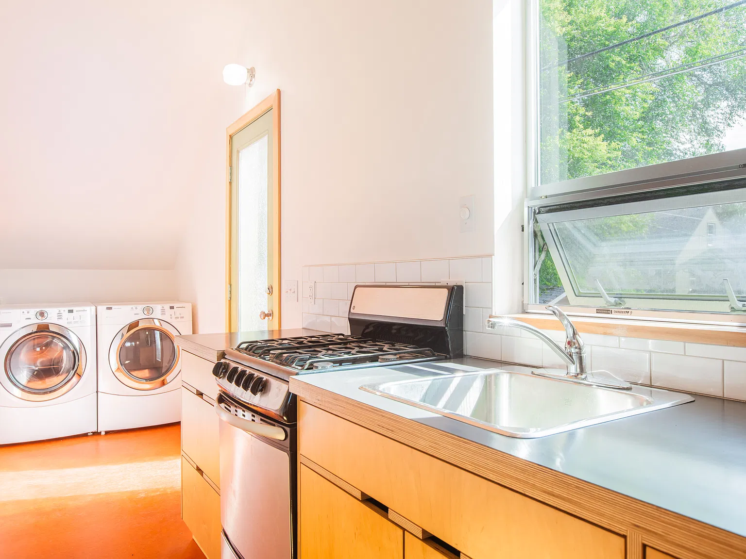 2718 Grove St — Photo 4