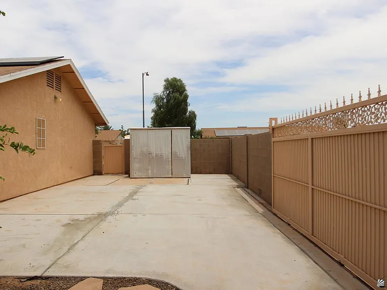 2090 S 44th Dr — Photo 22