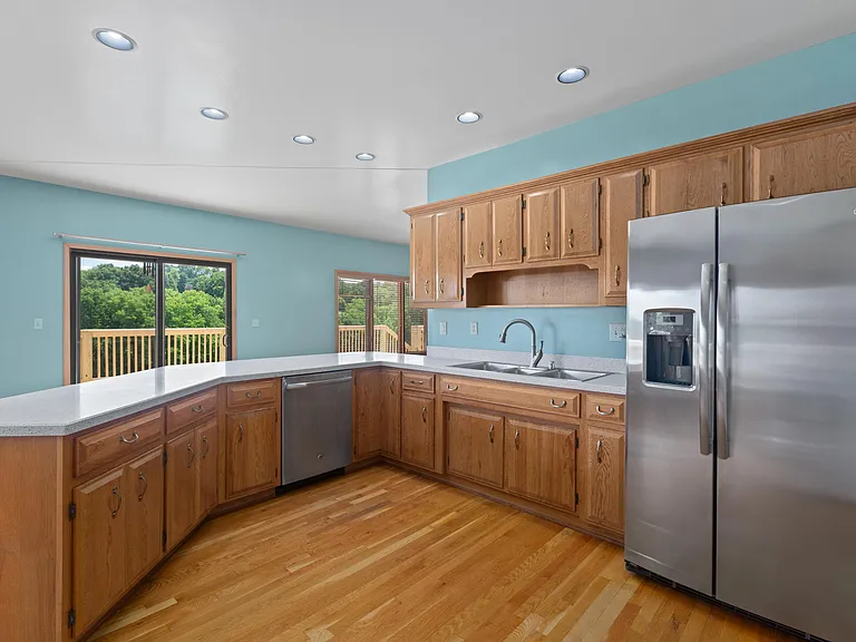 1221 Hawthorne Ln — Photo 10