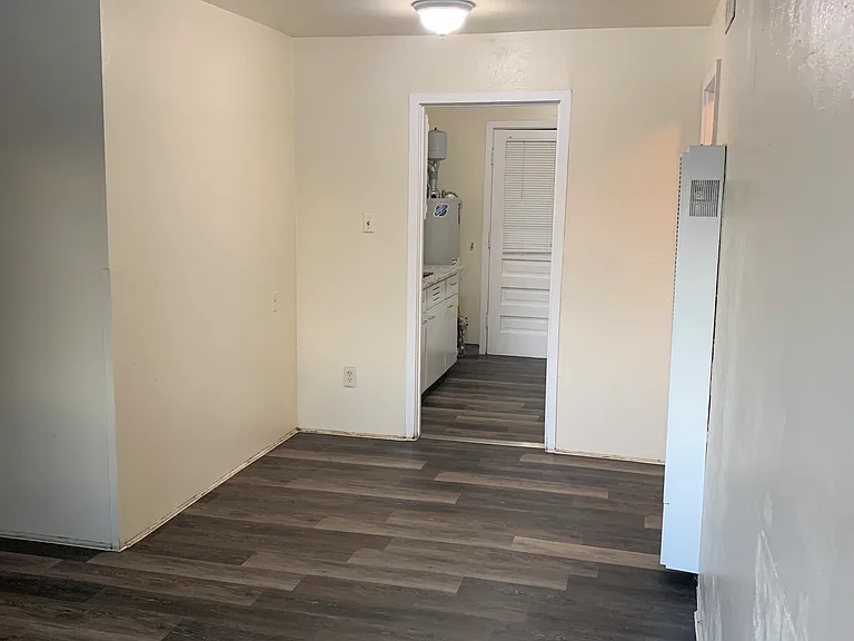 Updated 2 Bedroom in Nob Hill with Garage & Balcony — Photo 26