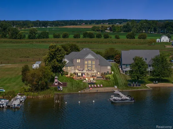 61780 Camel Bay Dr, Sturgis, MI 49091