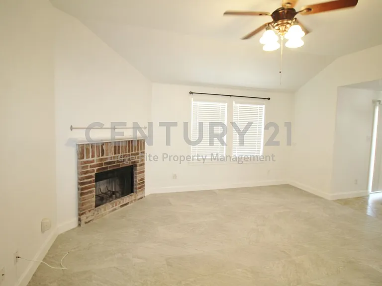 928 Oakcrest Dr — Photo 4