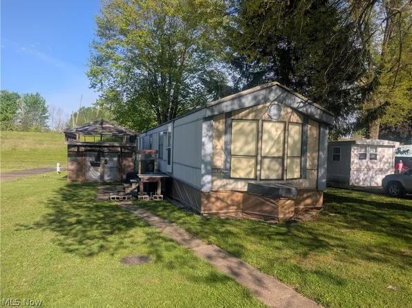 460 1st St SW, Brewster, OH 44613