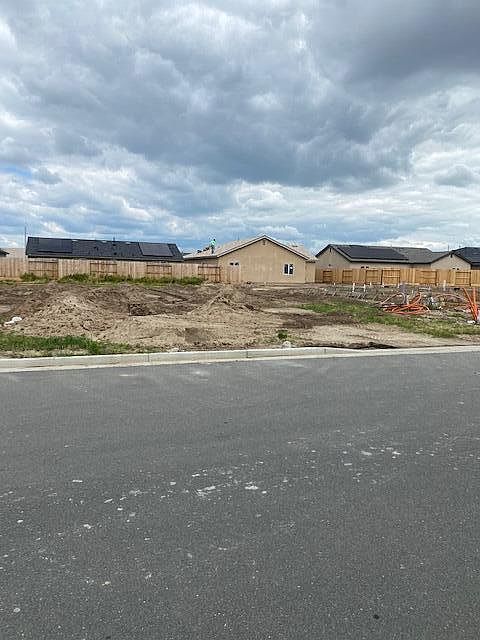 2nd image of 672 W Pin Oak Avenue S