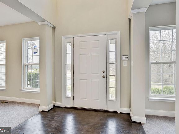 4th image of 907 Manor House Dr