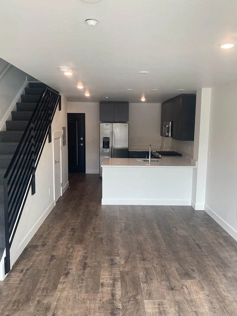 2 bed, 850 sqft, $3,300 — Photo 2