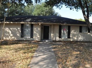 210 Hacienda Dr, Waxahachie, TX 75165