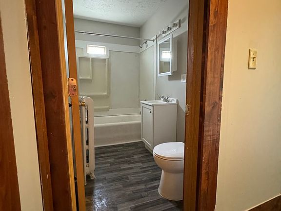 4th image of 637 E 15th St APT 3