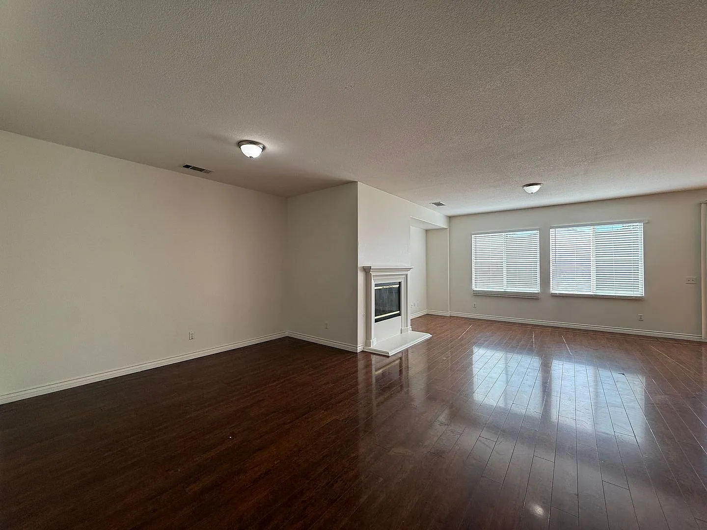 West Palmdale 4 bedroom — Photo 3