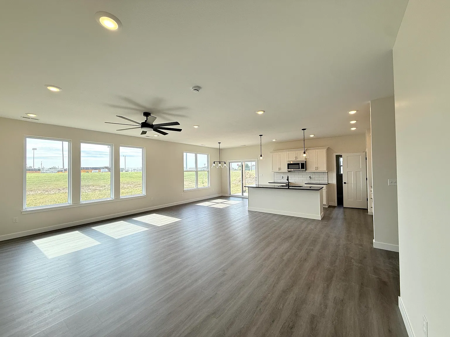 3 bed, 2.0 bath, 1591 sqft, $2,300 — Photo 3