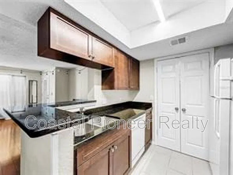 2 bed, 2.0 bath, 848 sqft, $1,700 — Photo 3