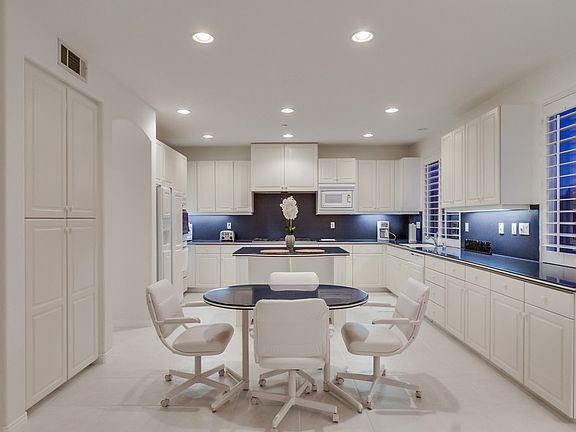 4th image of 10944 La Alberca Ave