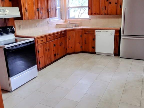 2nd image of 1831 De Milo Dr