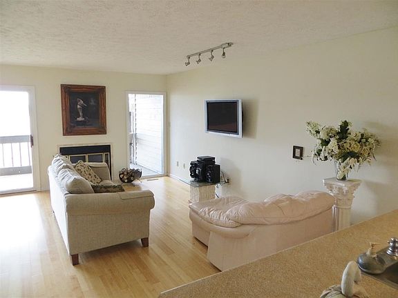 4th image of 1846 E Waters Edge Dr