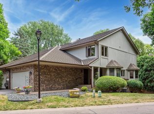 1136 Hollybrook Dr, Wayzata, MN 55391